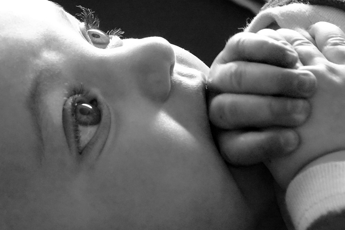 photo photographie mignon bébé yeux noir et blanc photo de naissance